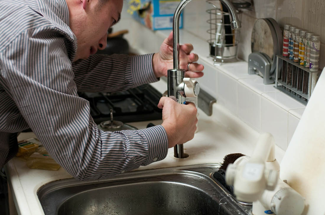 When should the plumber come out to disconnect the pipes and re-connect the pipes once the countertops are installed?